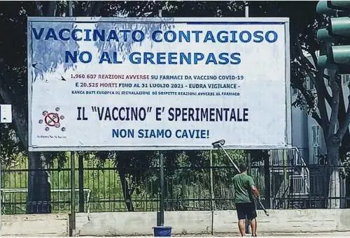 Guerra contro i no-vax in tribunale. E la Murgia se la prende col sindaco