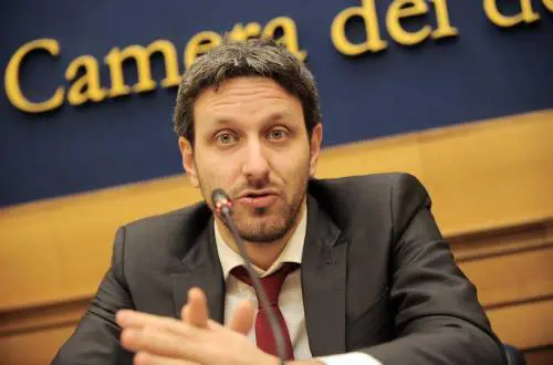 "Giusto uccidere fascisti". Il delirio del deputato