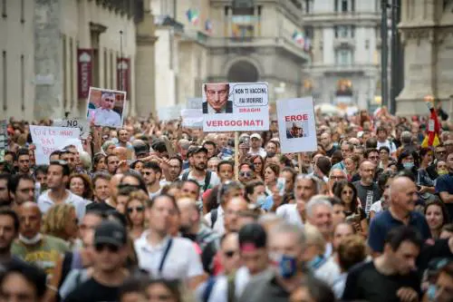 "Andiamoli a prendere...": è partita la caccia violenta dei no vax