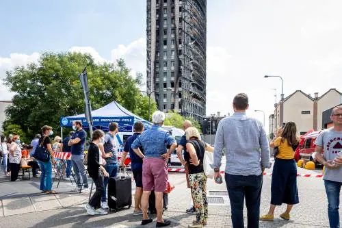Via Antonini, la protesta degli sfollati. "Siamo costretti a pagarci l'albergo"