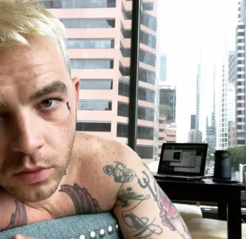 "Mi invia le foto dei suoi genitali". Salmo travolto dalle accuse choc