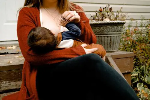 Inquinanti nel latte materno: i risultati dello studio e i consigli per le mamme