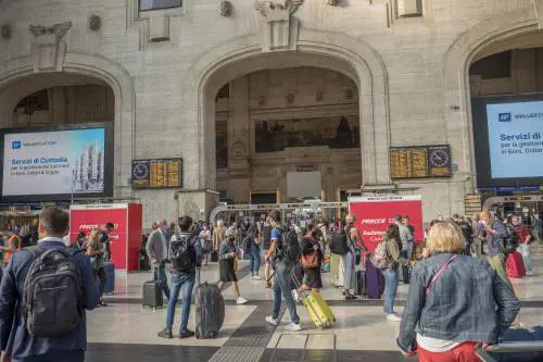 "Collegate un cavo...", sulle chat no vax i consigli per sabotare i treni
