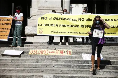 Il trucco dei prof senza green pass: perché l'esenzione è stata respinta