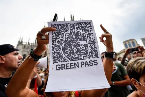 Scontri a Milano: indagati 41 no pass. Contro il certificato l'ira degli "anonimi"