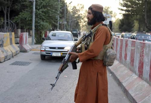 Sorrisi e fucili. Sulle strade dell'Afghanistan la messinscena dei talebani