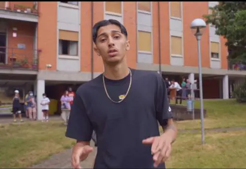 Baby Gang, il rapper che sbeffeggia la legge italiana