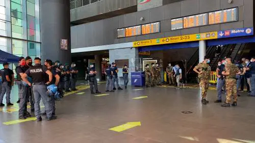"Asfaltiamo i poliziotti". Ma a Roma i no-pass fanno flop