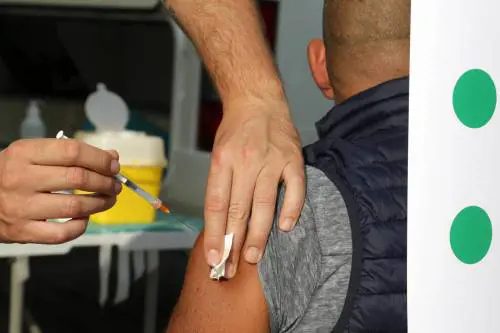 Israele, la terza dose è un successo: contagi giù dell'84%
