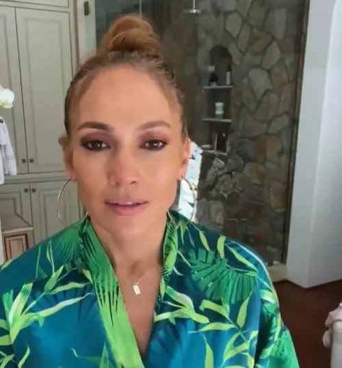 Lo scivolone di Jennifer Lopez a Venezia. Il cartellino della giacca si vede