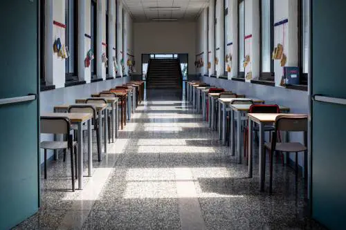 "Ci chiamava orsacchiotte". Il prof finisce indagato per molestie