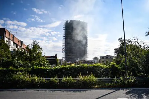 Grattacielo bruciato, perquisita la ditta dei rivestimenti