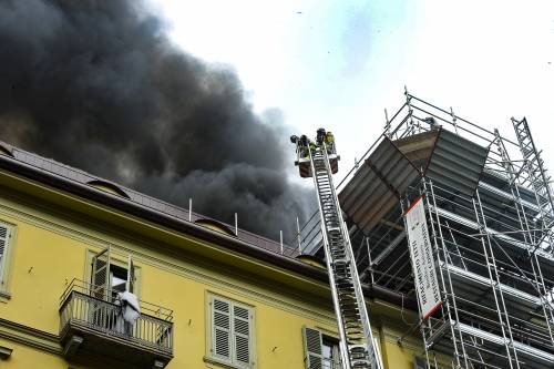 Incendio nel centro di Torino, cinque feriti e traffico bloccato