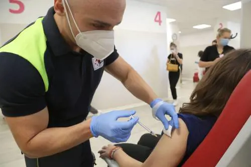 Ue zona rossa, l'Italia resiste "Ma acceleriamo le iniezioni"