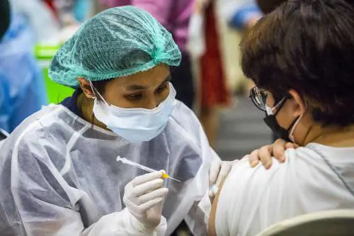 Contagi su, immunizzati giù. L'inversione di tendenza che comincia a preoccupare