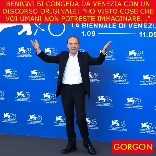 Ecco la satira del giorno. L'originale saluto di Benigni