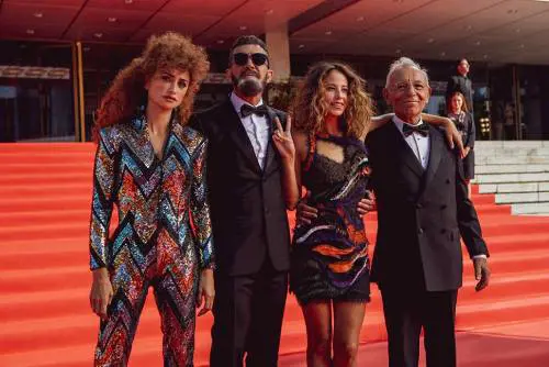 Cruz e Banderas in “Competencia Oficial”: a Venezia il cinema ride di sé e conquista