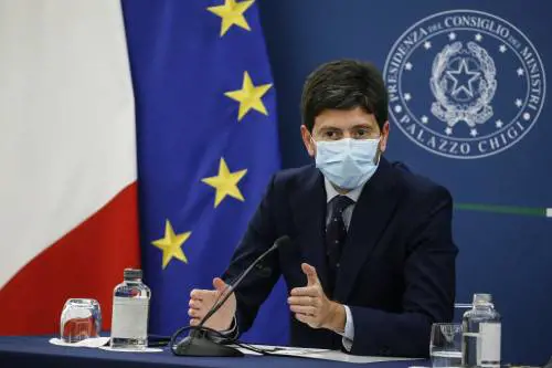 E la sinistra gettò la mascherina
