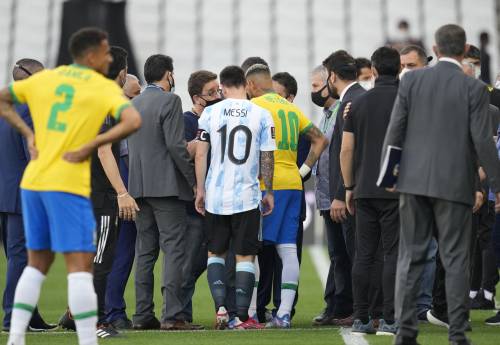 Caos in Brasile-Argentina: match sospeso. Messi finisce negli spogliatoi