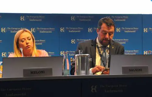 Il no al reddito Cinquestelle ricompatta Salvini e Meloni. Fdi: "È metadone di Stato". Lega pentita di averlo votato