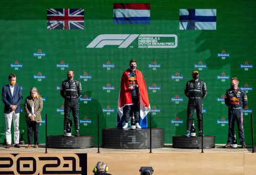 Super Max col mantello domina la formula noia. Lewis e Rosse oscurate