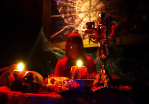 Sincretismo, sette sataniche e stragi: ecco i santoni neri di Hollywood