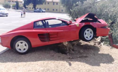Settantenne sgomma a tutta la velocità con la sua Ferrari e abbatte un ulivo
