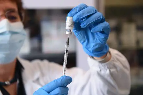 Vaccini, via alla terza dose: calendario mese per mese