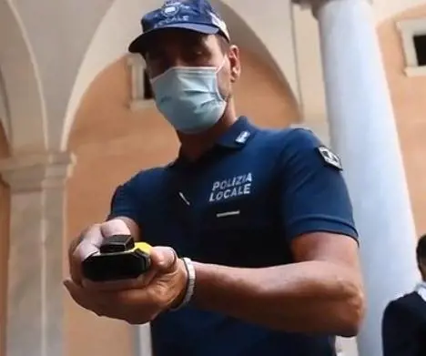 La "pistola-lazo" ai vigili di Genova: ecco come funziona
