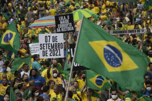 Brasile, proteste nel giorno dell'indipendenza. E Bolsonaro spara a zero sulla Corte Suprema