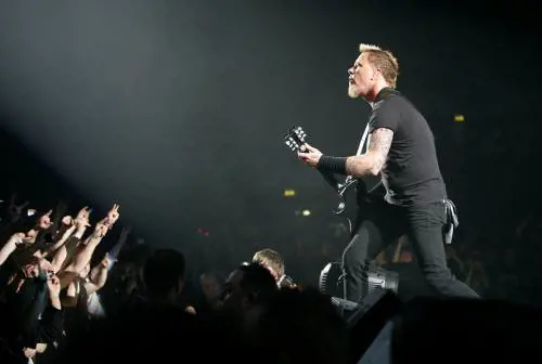 Da Elton John a Miley Cyrus tutti cantano i Metallica