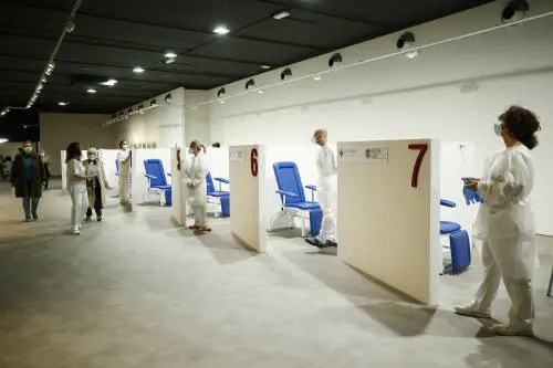 Il pugno duro dell'Austria: arriva il "lockdown" per i non vaccinati