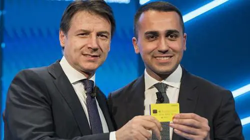 "Soldi rubati allo Stato": grazie al reddito grillino ora è boom di furbetti