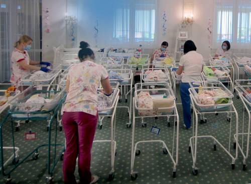 "Un sì alla maternità surrogata". Ecco perché l'Italia è contro il certificato unico di filiazione