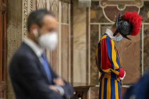 Guardie svizzere no vax, pillole anti-covid e le elezioni: quindi, oggi...