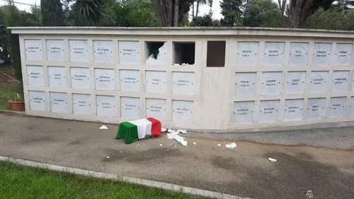 Profanazione choc al cimitero dei caduti della Rsi: pure il feretro di un 15enne
