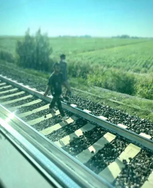  "Migranti sui binari". L'ira dei pendolari sul treno fermo 