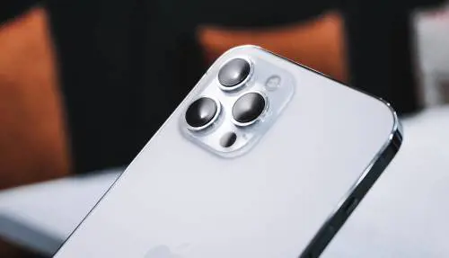 "È radioattivo". E Parigi vieta l'iPhone 12