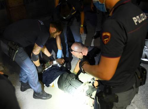 Rimini, somalo accoltella 5 persone: ferito un bimbo