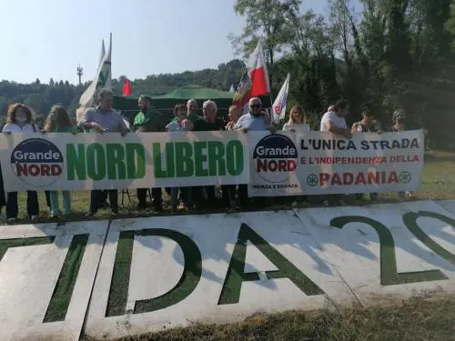 Militanti del Grande Nord sul prato di Pontida