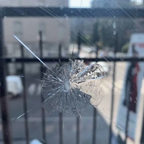 Strano foro in casa della reporter: biglia o proiettile