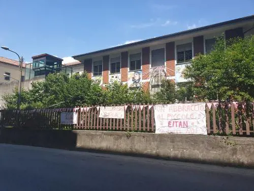 Eitan, arrestato il nonno e la moglie finisce indagata. Lo zio: "Nascosto in un buco"