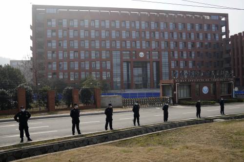 "Scienziati non imparziali sul laboratorio di Wuhan". Bufera sugli "anti-cospirazionisti"