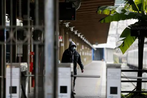 Turista francese perde il treno e dorme in stazione: marocchino tenta di stuprarla