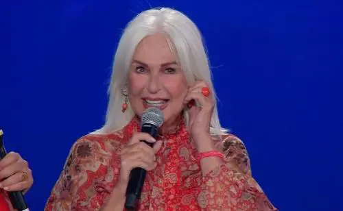 "Pagliaccio", "Rifatta". Loretta Goggi chiude i social dopo gli insulti per l'esibizione