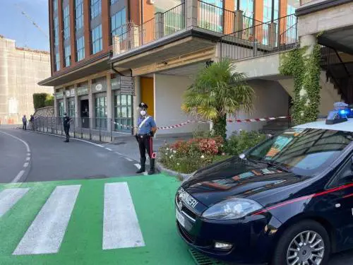 Uccisa a coltellate sulle scale di casa dall’ex marito: si erano separati da poco