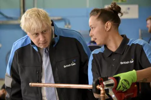 Johnson per salvare il Natale va alla guerra dei dazi con l'Ue