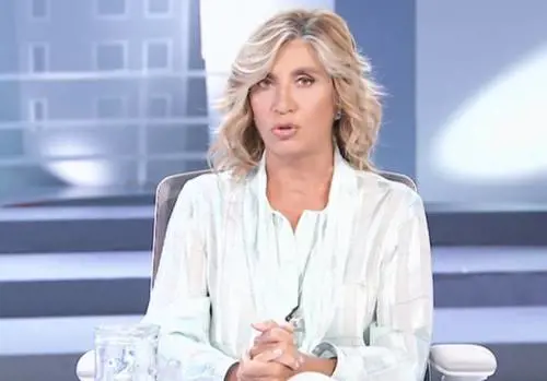 "Ho avuto un incidente". E Myrta Merlino va in onda con il piede fasciato
