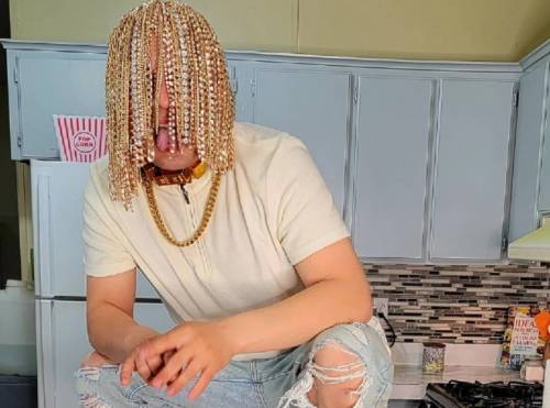 La follia del rapper: catene d'oro al posto dei capelli