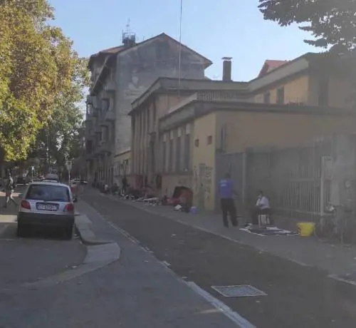 Bancarelle abusive di extracomunitari a Milano